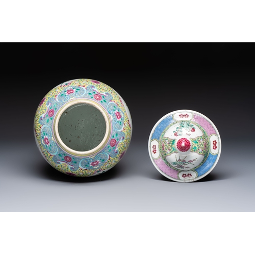 38 - A Chinese famille rose vase and cover with birds among flowering branches, 19th C.H.: 42,3 cm (incl.... 