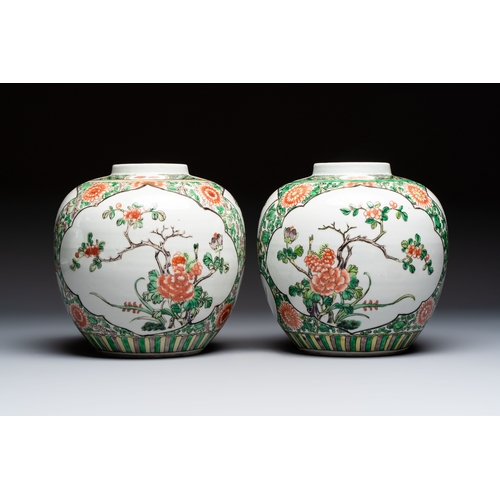 42 - A pair of Chinese famille verte 'Floral' jars with wooden covers, 19th C.H.: 23,3 cm (incl. covers)H... 