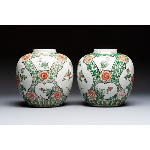 42 - A pair of Chinese famille verte 'Floral' jars with wooden covers, 19th C.H.: 23,3 cm (incl. covers)H... 