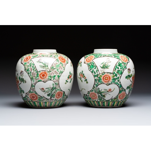 42 - A pair of Chinese famille verte 'Floral' jars with wooden covers, 19th C.H.: 23,3 cm (incl. covers)H... 