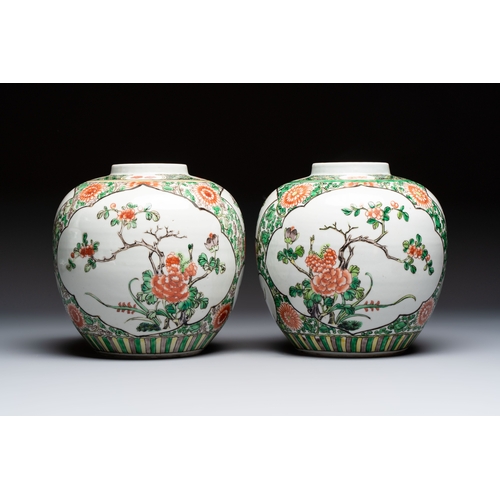42 - A pair of Chinese famille verte 'Floral' jars with wooden covers, 19th C.H.: 23,3 cm (incl. covers)H... 