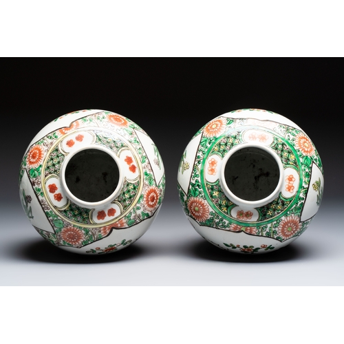 42 - A pair of Chinese famille verte 'Floral' jars with wooden covers, 19th C.H.: 23,3 cm (incl. covers)H... 