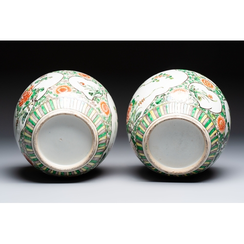 42 - A pair of Chinese famille verte 'Floral' jars with wooden covers, 19th C.H.: 23,3 cm (incl. covers)H... 