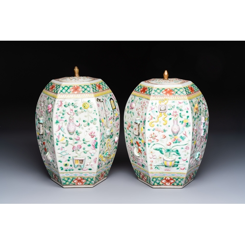 43 - A pair of Chinese famille rose 'Antiquities' vases and covers, 19th C.H.: 31,7 cm (incl. covers)Cond... 