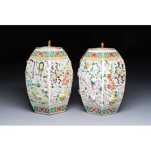 43 - A pair of Chinese famille rose 'Antiquities' vases and covers, 19th C.H.: 31,7 cm (incl. covers)Cond... 