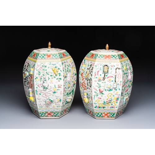 43 - A pair of Chinese famille rose 'Antiquities' vases and covers, 19th C.H.: 31,7 cm (incl. covers)Cond... 