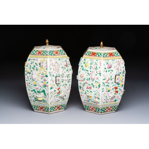 43 - A pair of Chinese famille rose 'Antiquities' vases and covers, 19th C.H.: 31,7 cm (incl. covers)Cond... 