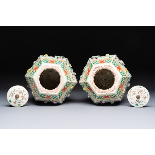 43 - A pair of Chinese famille rose 'Antiquities' vases and covers, 19th C.H.: 31,7 cm (incl. covers)Cond... 