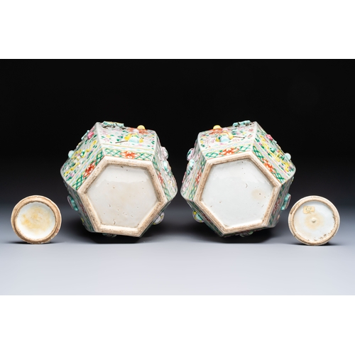 43 - A pair of Chinese famille rose 'Antiquities' vases and covers, 19th C.H.: 31,7 cm (incl. covers)Cond... 