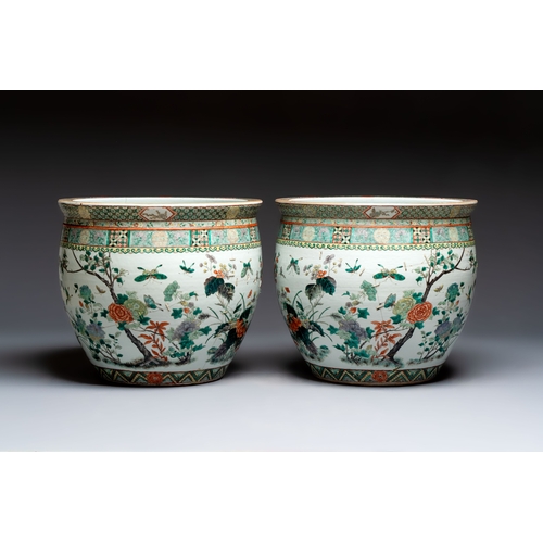44 - A pair of Chinese famille verte 'Flowers and Butterflies' fishbowls, 19th C.Dia.: 48 cm - H.: 41,8 c... 