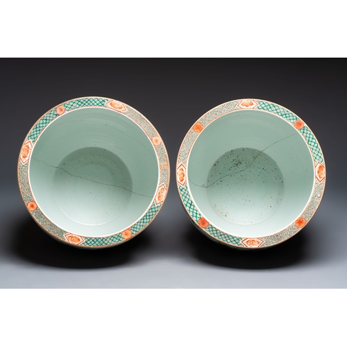 44 - A pair of Chinese famille verte 'Flowers and Butterflies' fishbowls, 19th C.Dia.: 48 cm - H.: 41,8 c... 