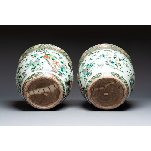 44 - A pair of Chinese famille verte 'Flowers and Butterflies' fishbowls, 19th C.Dia.: 48 cm - H.: 41,8 c... 