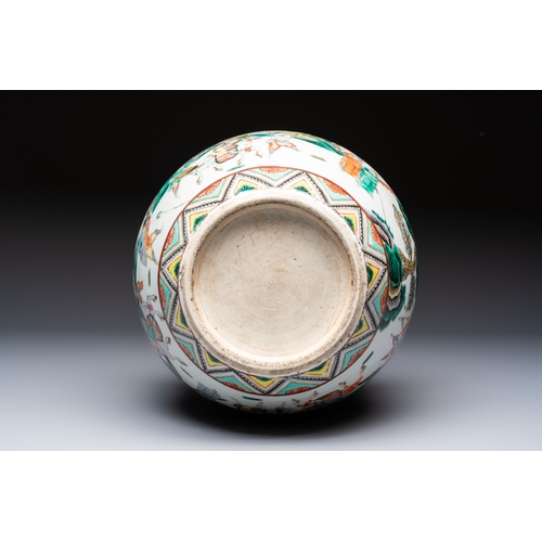 45 - A Chinese famille verte 'Warriors' scroll pot, 19th C.Dia.: 22,8 cm - H.: 19,5 cm 

Condition report... 