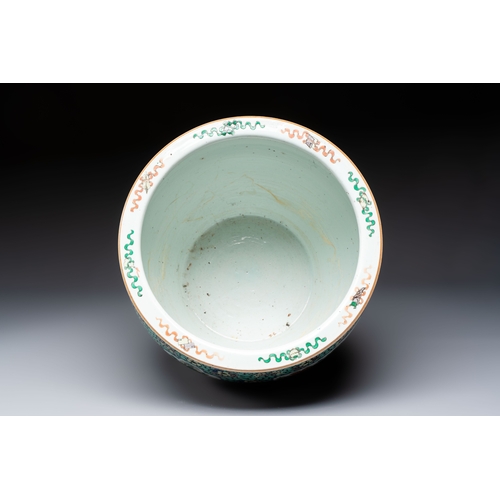 46 - A Chinese famille verte 'Phoenix and Mountainous Landscape' jardinière, 19th C.Dia.: 36,5 cm - H.: 3... 