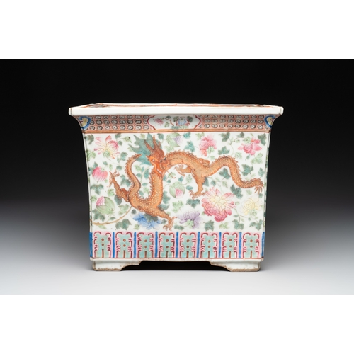 49 - A pair of Chinese famille rose 'Dragon and Phoenix' square jardinières, 19th C.Dim.: 34 x 34 x 27,3 ... 