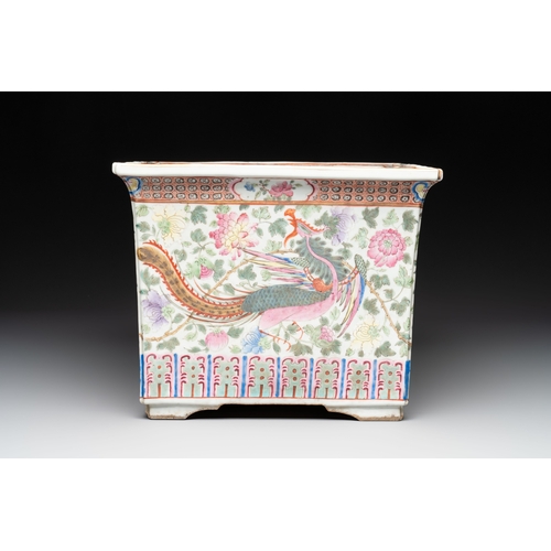 49 - A pair of Chinese famille rose 'Dragon and Phoenix' square jardinières, 19th C.Dim.: 34 x 34 x 27,3 ... 