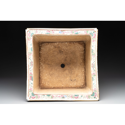 49 - A pair of Chinese famille rose 'Dragon and Phoenix' square jardinières, 19th C.Dim.: 34 x 34 x 27,3 ... 