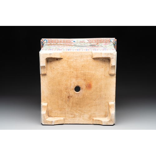 49 - A pair of Chinese famille rose 'Dragon and Phoenix' square jardinières, 19th C.Dim.: 34 x 34 x 27,3 ... 