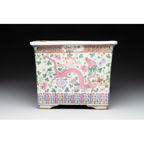 49 - A pair of Chinese famille rose 'Dragon and Phoenix' square jardinières, 19th C.Dim.: 34 x 34 x 27,3 ... 