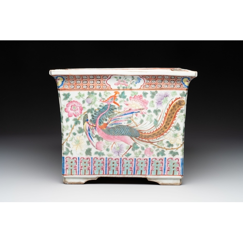 49 - A pair of Chinese famille rose 'Dragon and Phoenix' square jardinières, 19th C.Dim.: 34 x 34 x 27,3 ... 