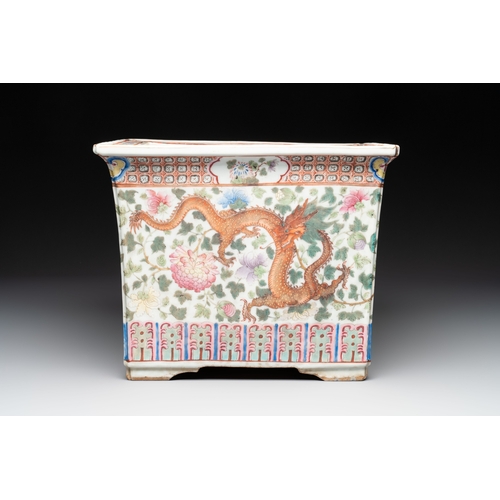 49 - A pair of Chinese famille rose 'Dragon and Phoenix' square jardinières, 19th C.Dim.: 34 x 34 x 27,3 ... 