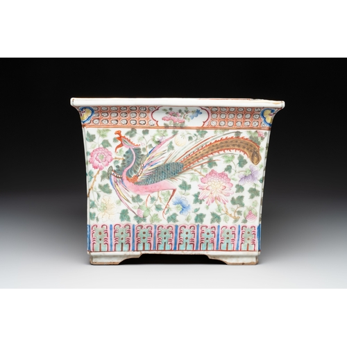 49 - A pair of Chinese famille rose 'Dragon and Phoenix' square jardinières, 19th C.Dim.: 34 x 34 x 27,3 ... 