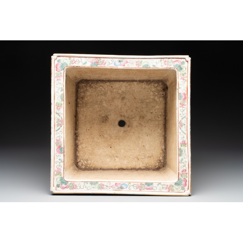 49 - A pair of Chinese famille rose 'Dragon and Phoenix' square jardinières, 19th C.Dim.: 34 x 34 x 27,3 ... 