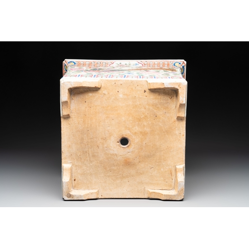 49 - A pair of Chinese famille rose 'Dragon and Phoenix' square jardinières, 19th C.Dim.: 34 x 34 x 27,3 ... 