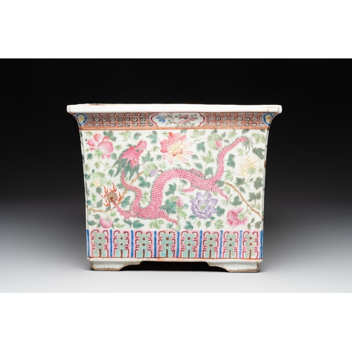 49 - A pair of Chinese famille rose 'Dragon and Phoenix' square jardinières, 19th C.Dim.: 34 x 34 x 27,3 ... 