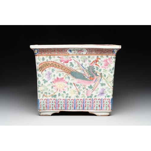 49 - A pair of Chinese famille rose 'Dragon and Phoenix' square jardinières, 19th C.Dim.: 34 x 34 x 27,3 ... 