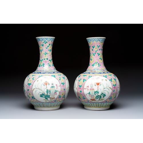 58 - A pair of Chinese famille rose pink-ground 'Ping An Bai Sui' bottle vases, 19th C.H.: 37,5 cmConditi... 