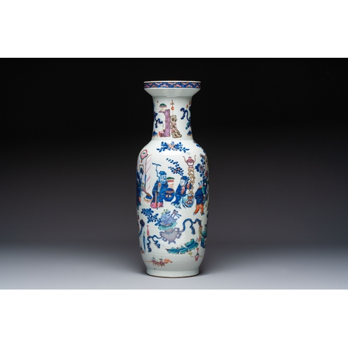 60 - A Chinese doucai and famille rose rouleau vase with figures among antiquities, 19th C.H.: 61,5 cm
Co... 