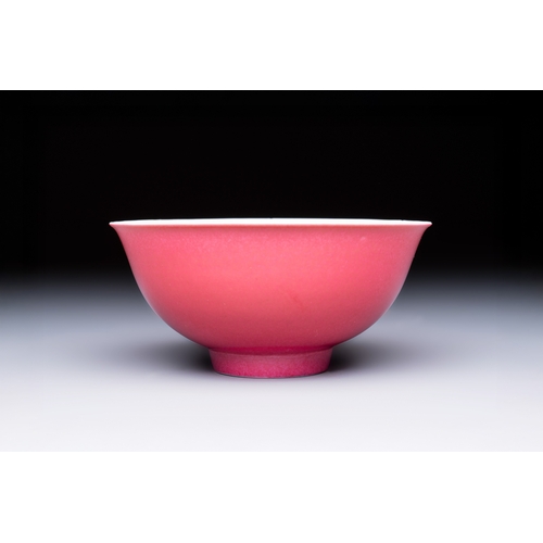 168 - A Chinese ruby-enamelled bowl, Yongzheng mark and of the periodDia.: 12,5 cm - H.: 5,8 cmCondition r... 