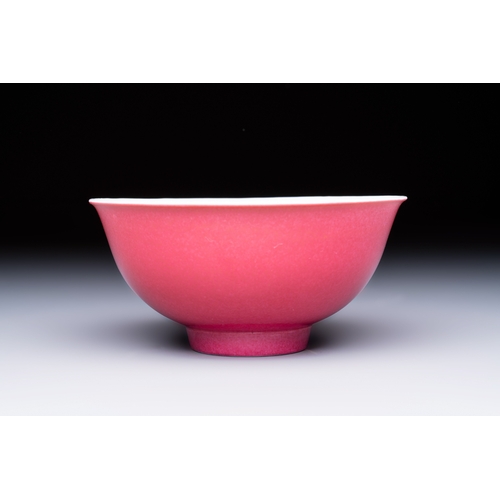 168 - A Chinese ruby-enamelled bowl, Yongzheng mark and of the periodDia.: 12,5 cm - H.: 5,8 cmCondition r... 