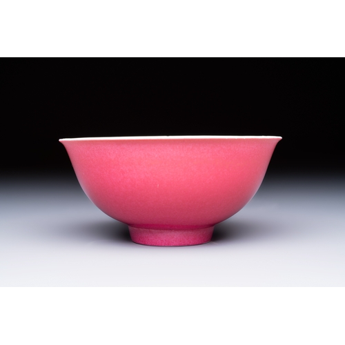 168 - A Chinese ruby-enamelled bowl, Yongzheng mark and of the periodDia.: 12,5 cm - H.: 5,8 cmCondition r... 