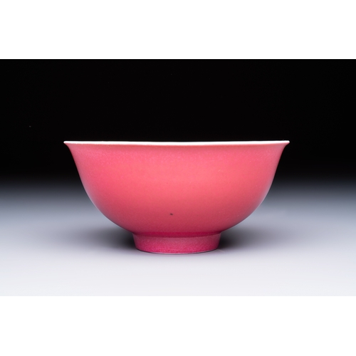 168 - A Chinese ruby-enamelled bowl, Yongzheng mark and of the periodDia.: 12,5 cm - H.: 5,8 cmCondition r... 
