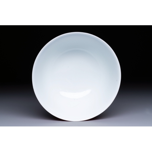 168 - A Chinese ruby-enamelled bowl, Yongzheng mark and of the periodDia.: 12,5 cm - H.: 5,8 cmCondition r... 