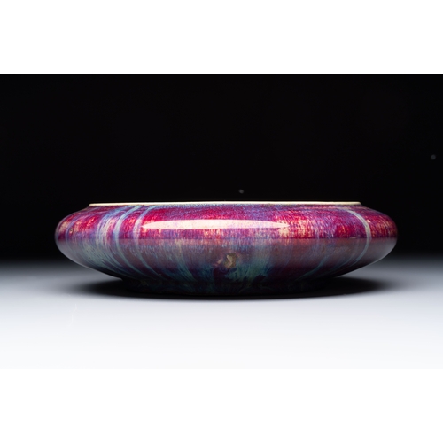 171 - A large Chinese flambé-glazed brush washer, 18th C.Dia.: 25 cm - H.: 6,5 cm
Condition reports and ad... 