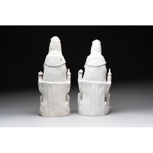 182 - A pair of Chinese Dehua blanc de Chine groups of Guanyin with a child and servants, 18th C.H.: 37,5 ... 
