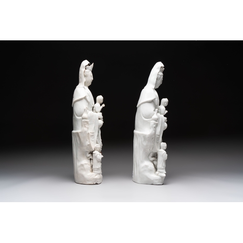 182 - A pair of Chinese Dehua blanc de Chine groups of Guanyin with a child and servants, 18th C.H.: 37,5 ... 