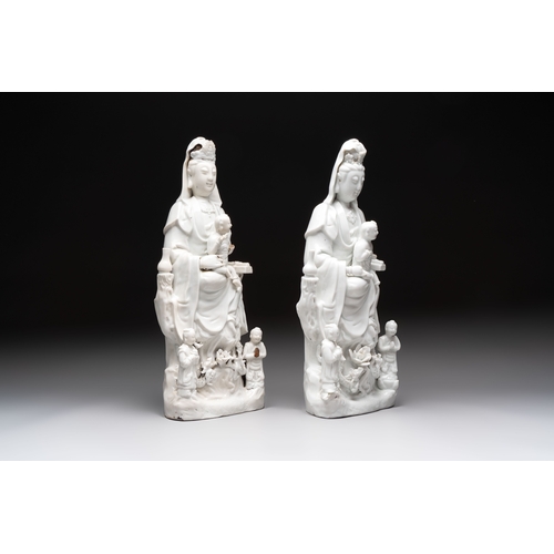 182 - A pair of Chinese Dehua blanc de Chine groups of Guanyin with a child and servants, 18th C.H.: 37,5 ... 