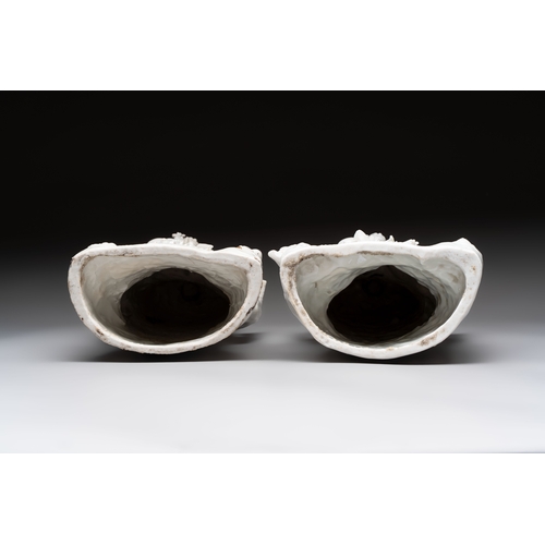 182 - A pair of Chinese Dehua blanc de Chine groups of Guanyin with a child and servants, 18th C.H.: 37,5 ... 