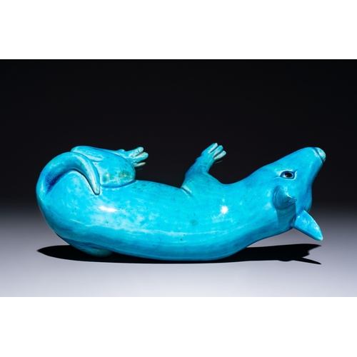 194 - A Chinese turquoise-glazed model of a dog, Qianlong mark, 19th C.L.: 19 cm - H.: 16 cm 
Condition re... 