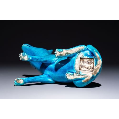 194 - A Chinese turquoise-glazed model of a dog, Qianlong mark, 19th C.L.: 19 cm - H.: 16 cm 
Condition re... 