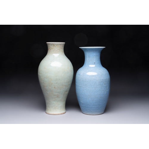 207 - A Chinese celadon crackle-glazed vase and a lavender-blue crackle-glazed vase, 18/19th C.H.: 41,5 cm... 