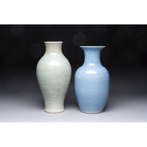 207 - A Chinese celadon crackle-glazed vase and a lavender-blue crackle-glazed vase, 18/19th C.H.: 41,5 cm... 