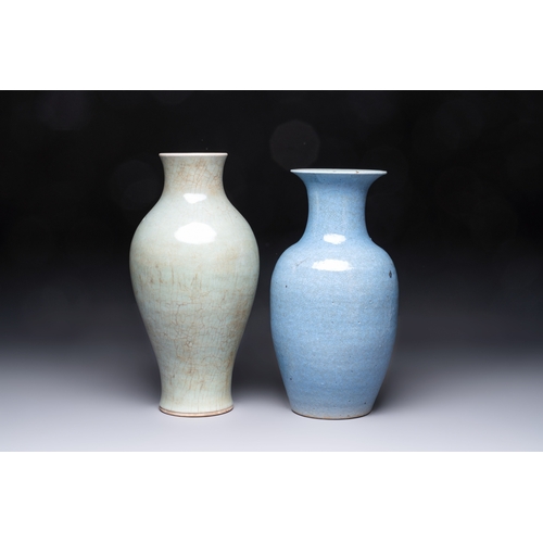 207 - A Chinese celadon crackle-glazed vase and a lavender-blue crackle-glazed vase, 18/19th C.H.: 41,5 cm... 