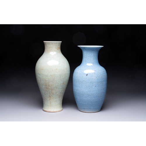 207 - A Chinese celadon crackle-glazed vase and a lavender-blue crackle-glazed vase, 18/19th C.H.: 41,5 cm... 