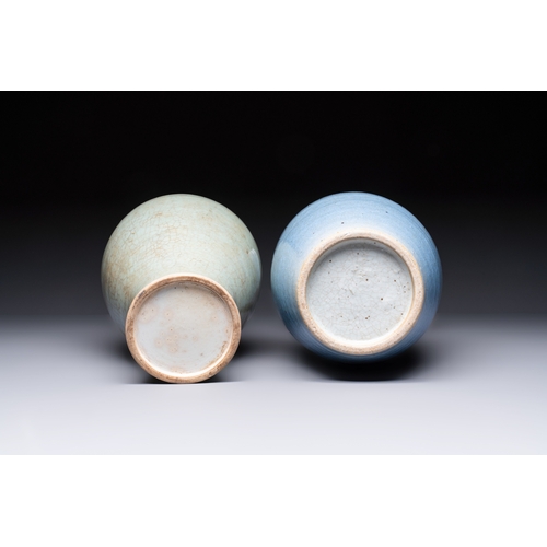 207 - A Chinese celadon crackle-glazed vase and a lavender-blue crackle-glazed vase, 18/19th C.H.: 41,5 cm... 
