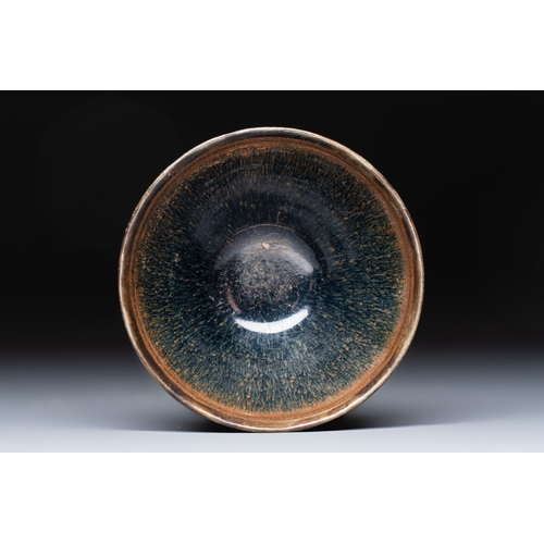 210 - A Chinese Jian 'Hare Fur' tea bowl, SongDia.: 12,5 cm - H.: 6,8 cm
Condition reports and additional ... 